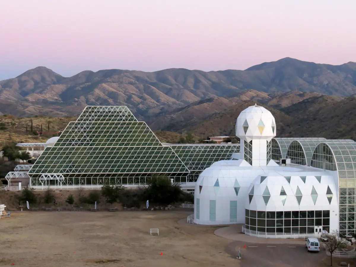Die Glasbauten von Biosphere 2 vor den Santa Catalina Mountains