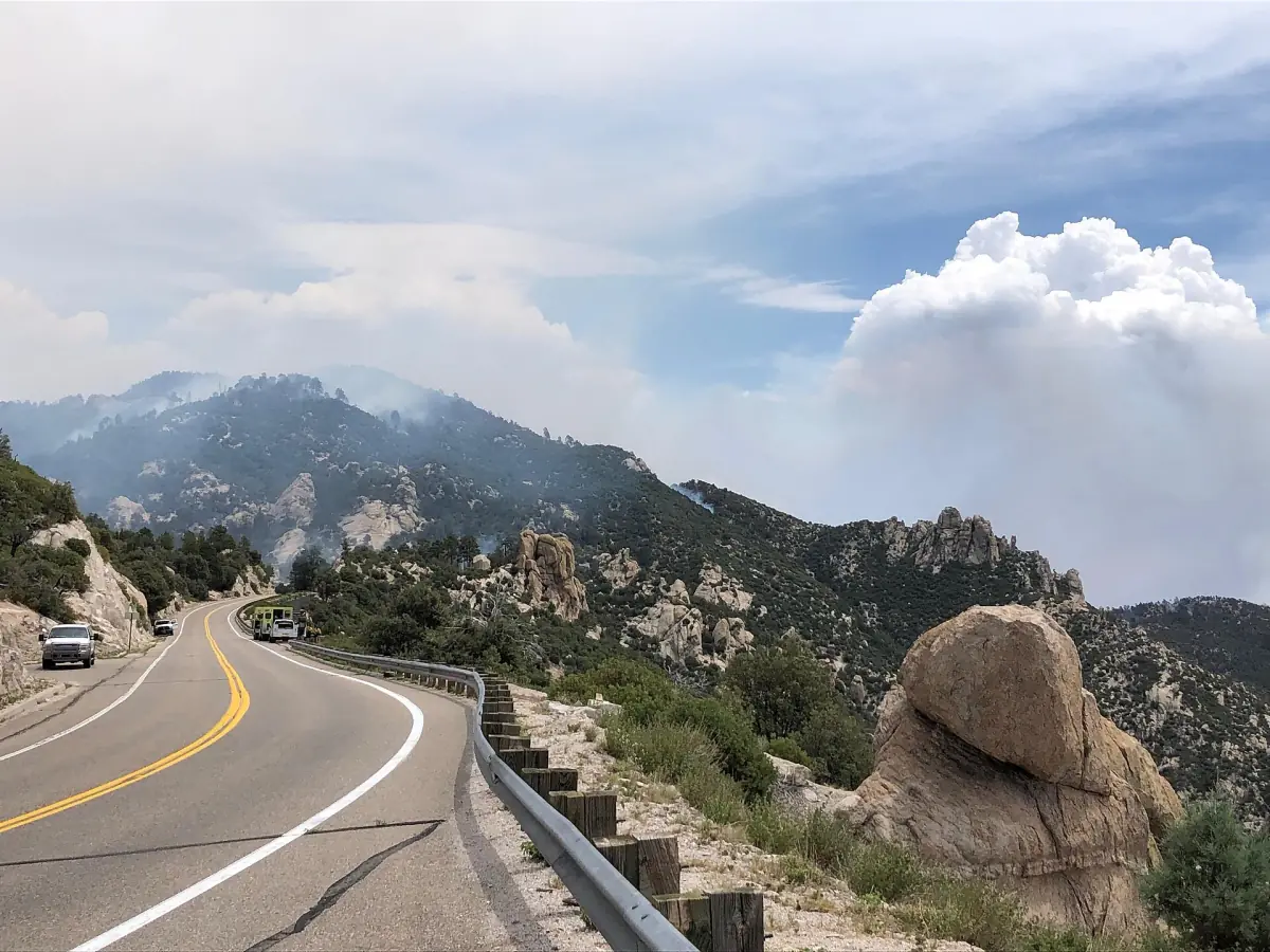 Der Catalina Highway schlängelt sich zwischen Felsen den Mount Lemmon hinauf