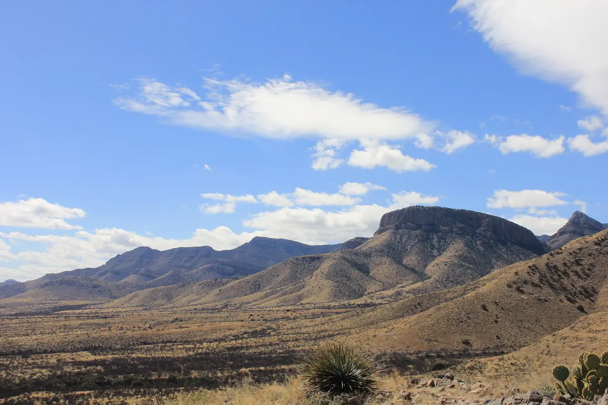 Berge und Grasland im Kartchner Caverns State Park