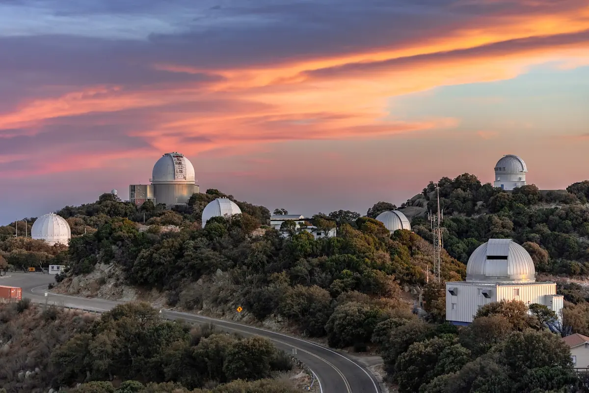 Teleskopkuppeln des Kitt Peak National Observatory bei Sonnenuntergang