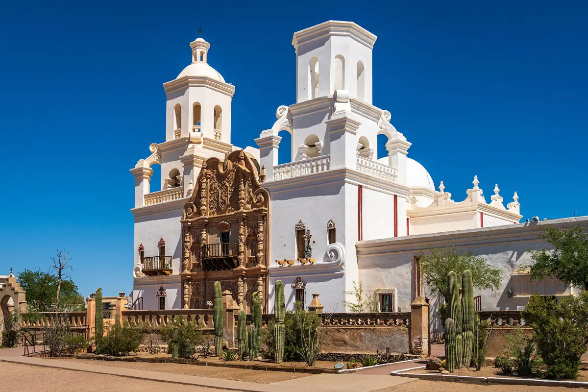 Die weißen Türme und die verzierte Fassade der Mission San Xavier del Bac