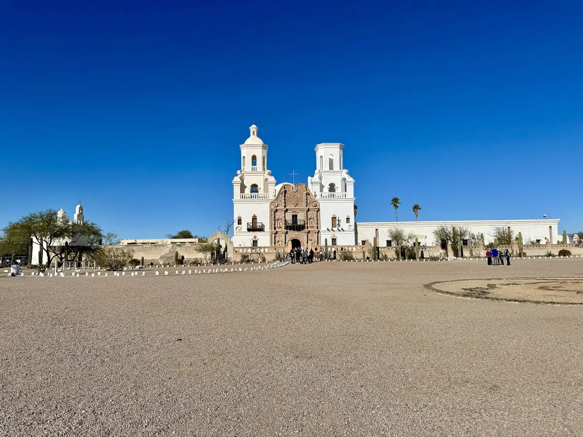 Die Mission San Xavier del Bac, gesehen über den offenen Vorplatz