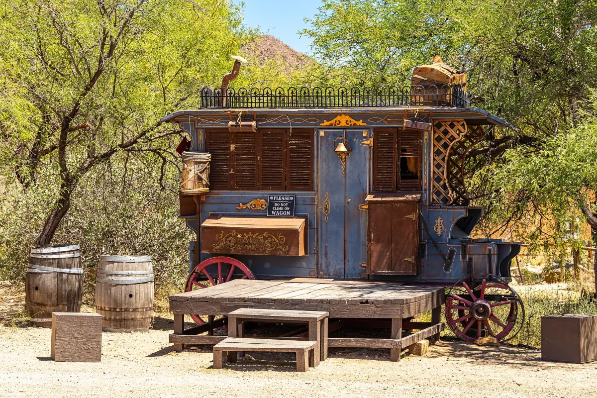 Ein alter Wagen auf einer Holzbühne in Old Tucson