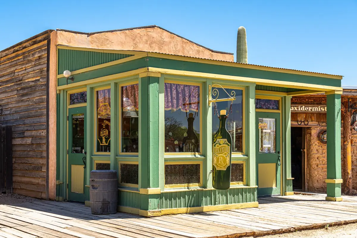 Eine Ladenfront im Western-Stil in Old Tucson