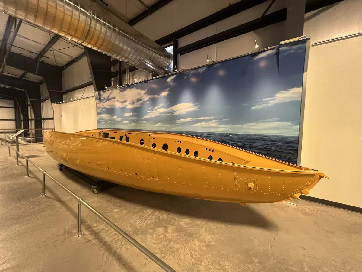 Ein abwerfbares Rettungsboot in einer Halle des Pima Air & Space Museum