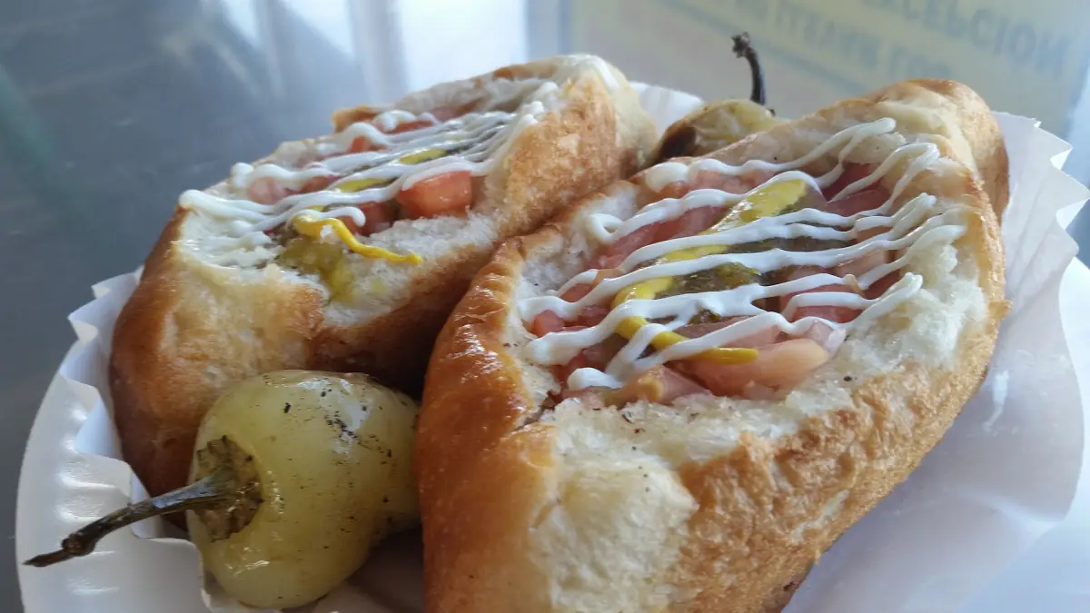 Zwei Sonoran Hot Dogs mit Belag und gerösteter Paprika