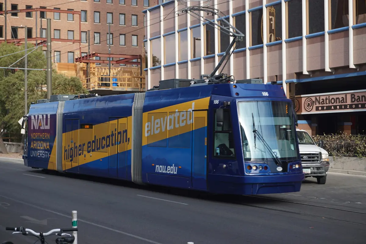 Eine Sun-Link-Straßenbahn in der Innenstadt von Tucson