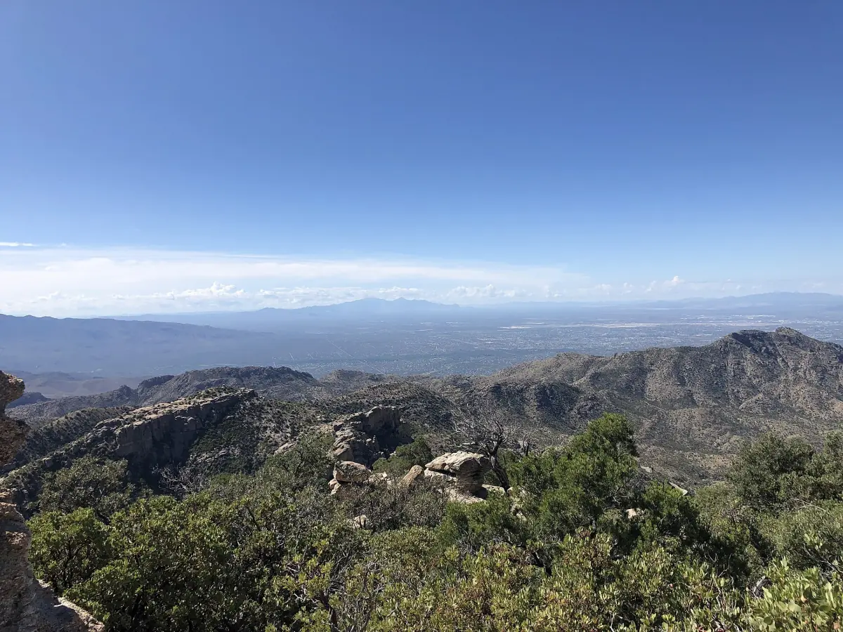 Blick vom Mount Lemmon über felsige Grate ins Tal